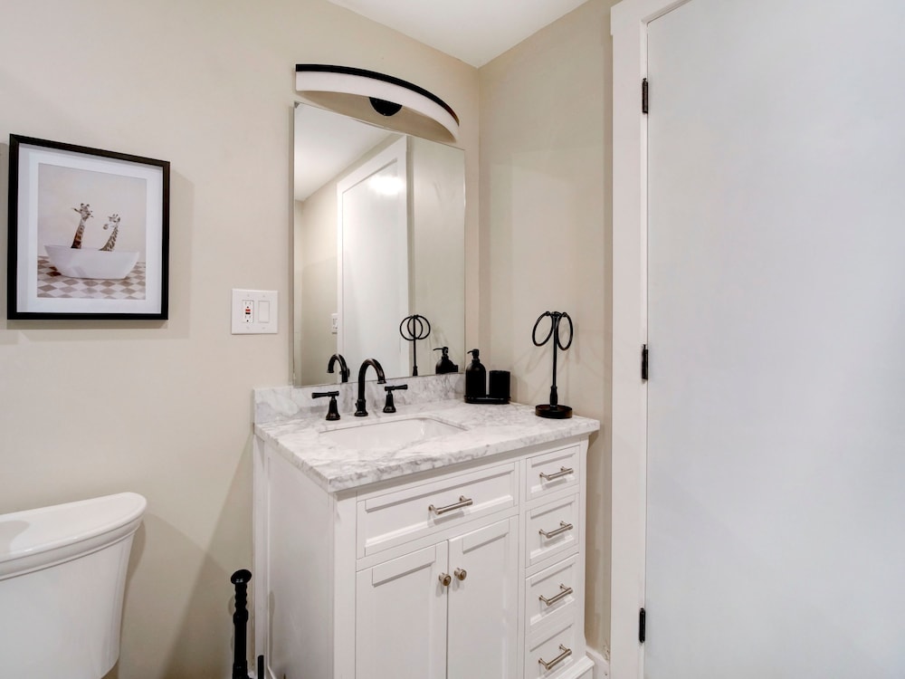 Comfy Bright Peaceful 1BR - Minutes to NYC