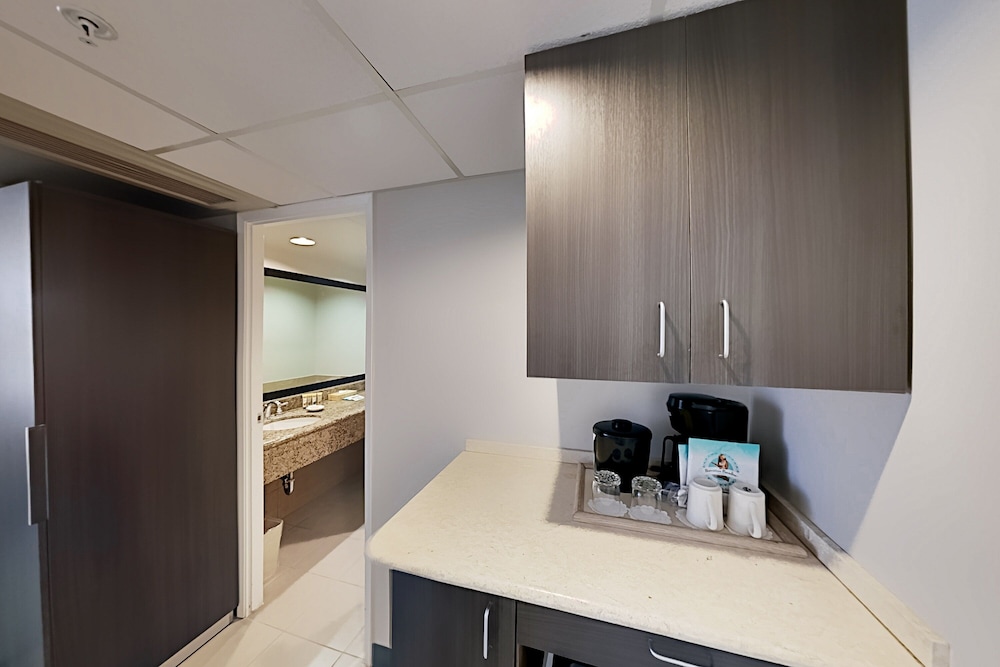 Aqua Palms Waikiki / Ocean View Lanai / Parking Included by RedAwning view 5
