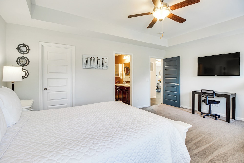 1 Mi to Shopping District: Chic Springfield Home