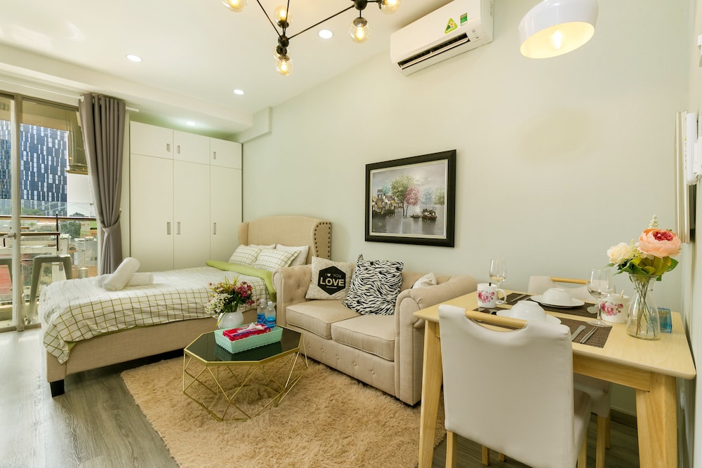 Jennifer House - Millenium Apartment