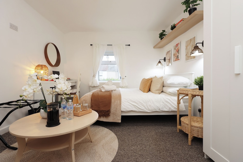 Cardiff Guesthouse & On-Street Parking