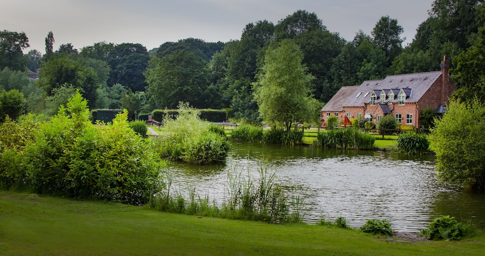 Lloyds Meadow Glamping Delamere Chester view 2