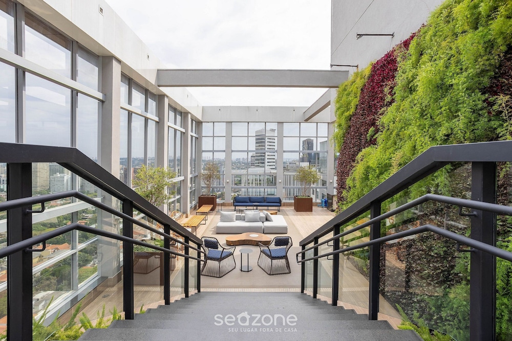 Apt w/ Balcony & View, 280m From the Metro Hbw2317