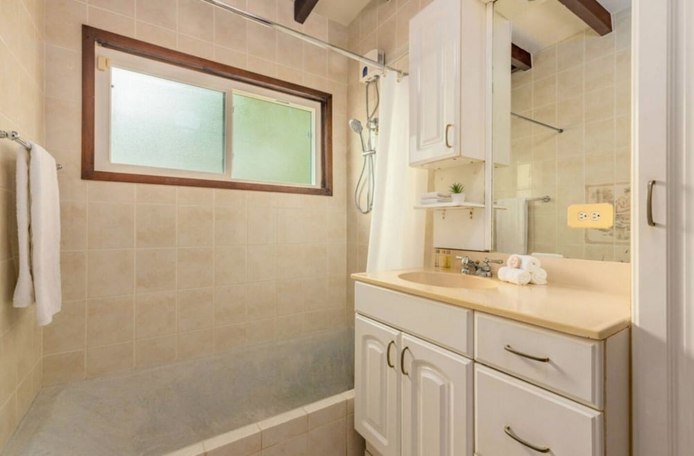 Villa Allegra Family Vacation Home w Pool BBQ