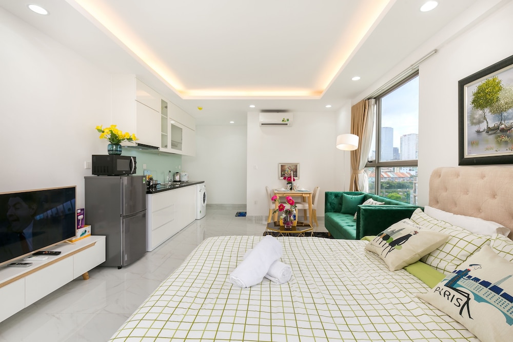 Jennifer House - Millenium Apartment