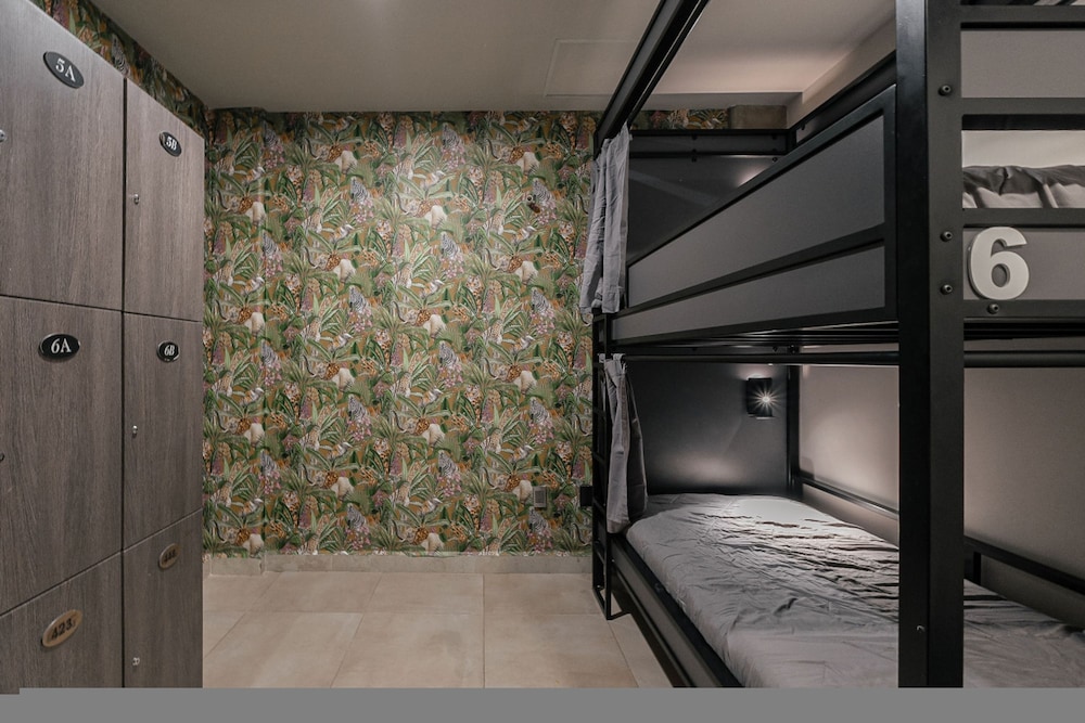 Low bed Mixed Shared Room photo 2