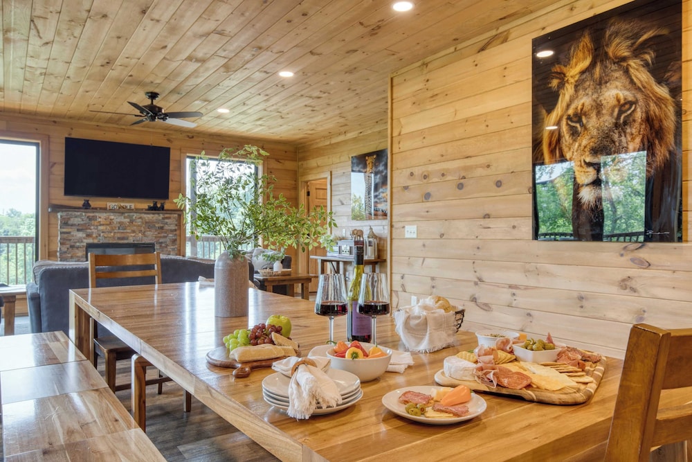 Lions Landing by Avantstay Sleeps 18 Hot Tub Game Room Views Near Pigeon Forge