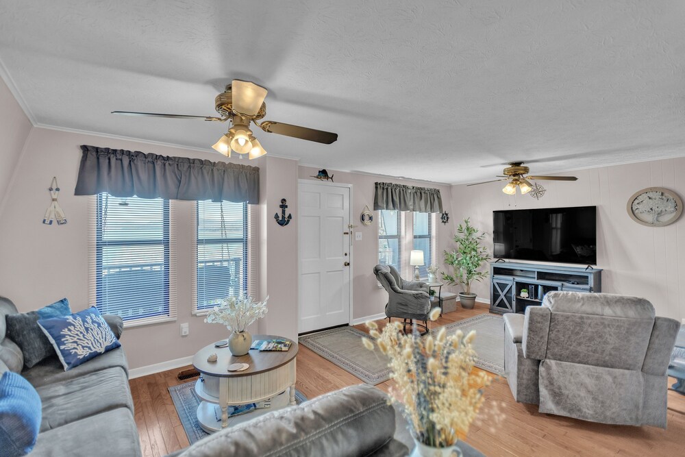 Beautiful Lakeview Chateau With Stunning Views 3 Bedroom Home