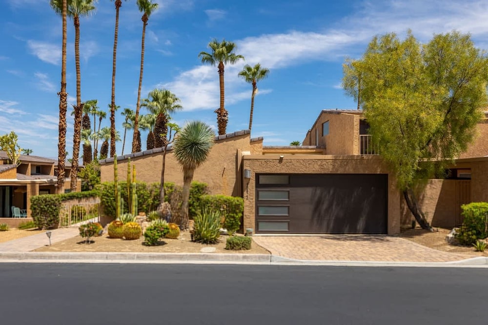 Desert Flower- Ironwood CC Condo Pool Spa
