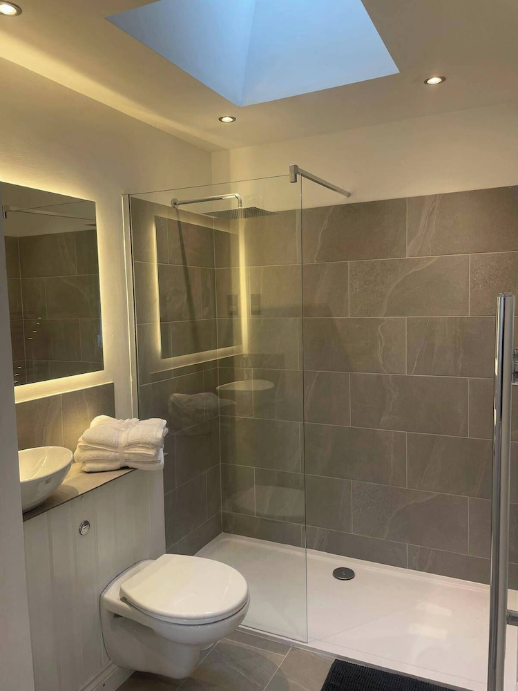 Seaside Retreat - Sleeps 5, Garden & Parking