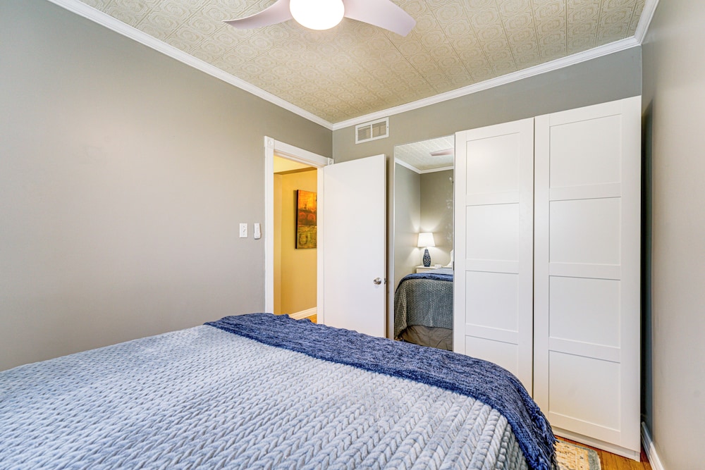 < 1 Mi to Dtwn Clawson! Family Retreat w/ Yard