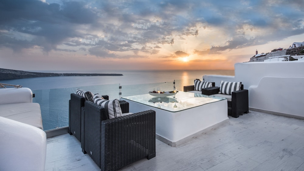 Hyperion Oia Suites