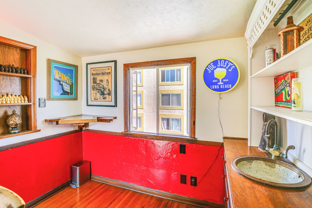 1 Mi to Ocean! Home w/ Rooftop Deck in Long Beach