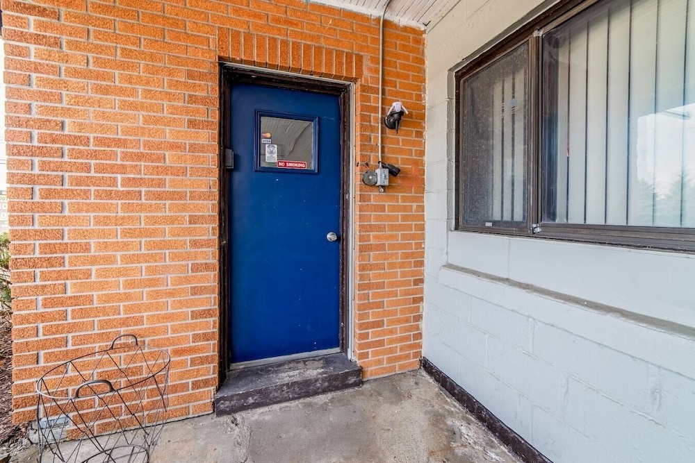 Spacious 3-bed Suite in Browntown, Near Dining & Fun