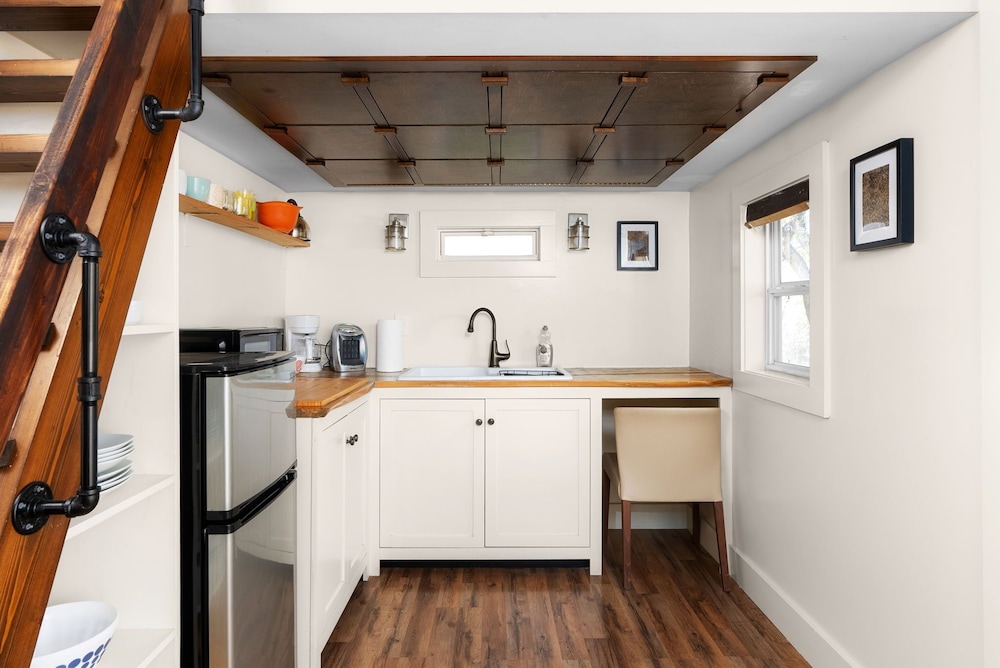Cozy Tiny Home on Eco Farm and Huge Yard