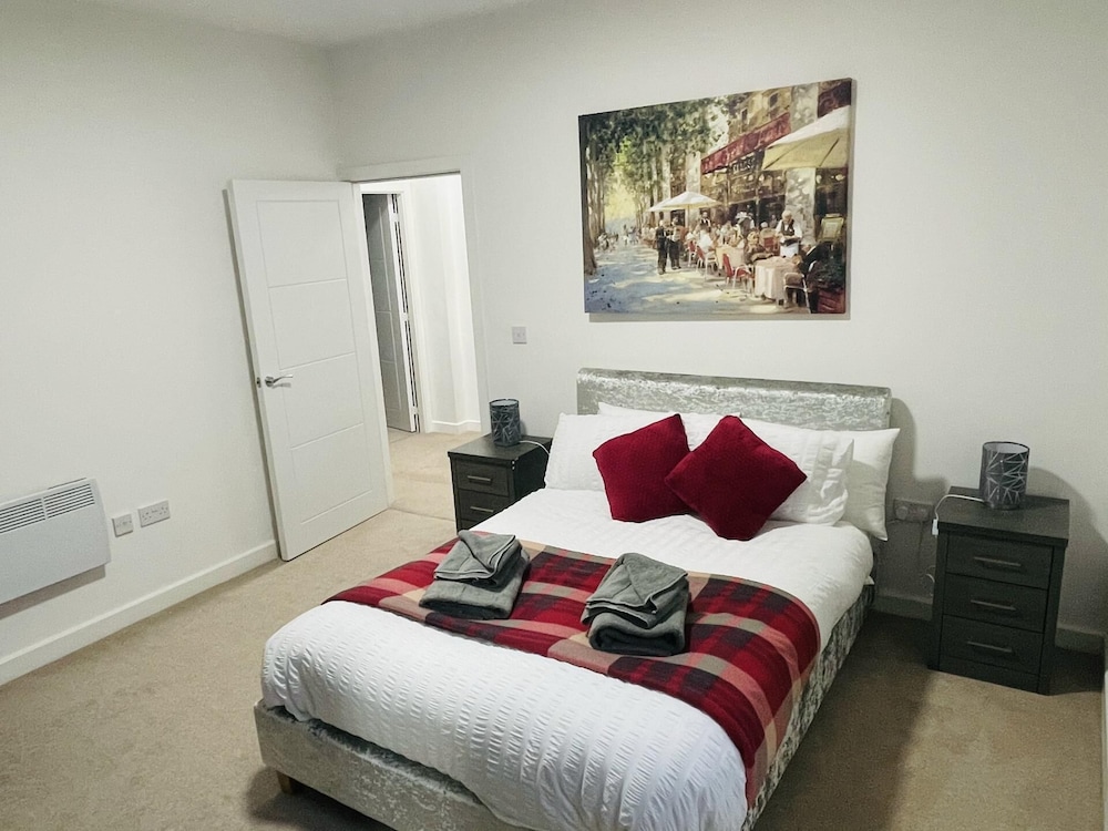 Jungle Themed 2-bed Apartment view 5
