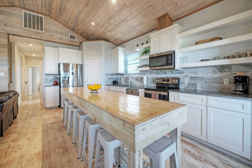 Sleeps 26 2 Homes w/ Waterfront Pool + Boat Dock Laguna Village Escape