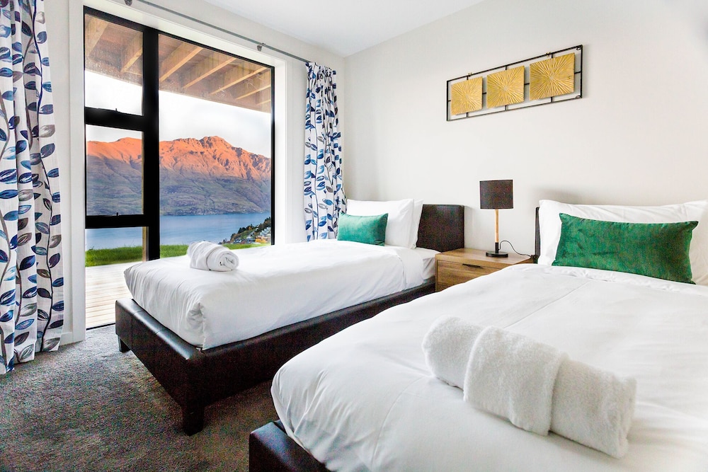 Newly Built Luxe House with Magnificent View view 4