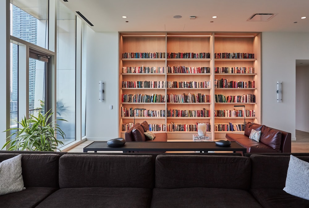 60 Fl Lake View Apt An Urban Oasis in the Sky