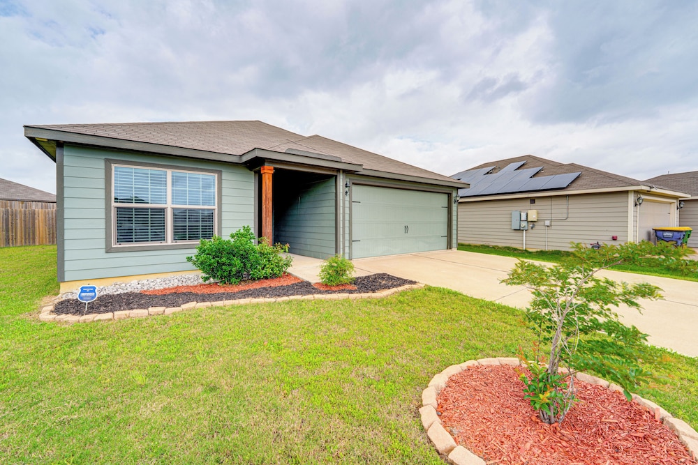 Patio & Fenced Yard: Peaceful Venus Retreat