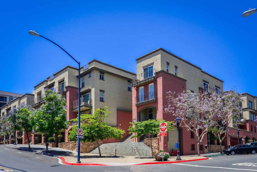 Pelicanstay in Downtown San Diego