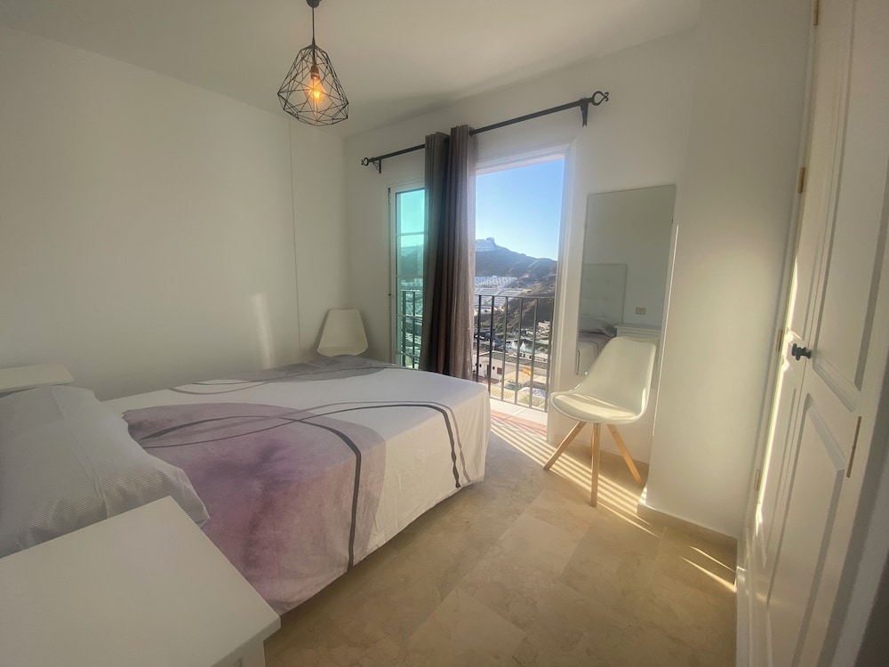 New Renovated Family Home Above Swimming Pool!