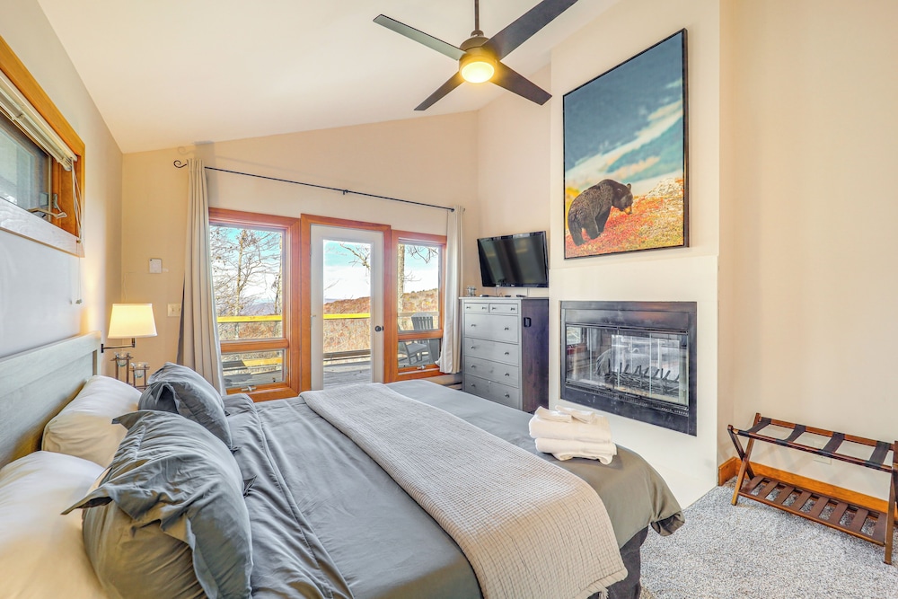 Deck, Fire Pit & Game Room: Beech Mountain Retreat