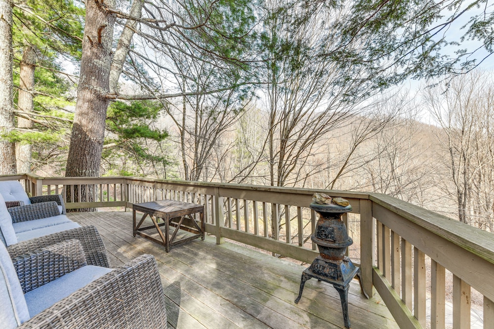 Hot Tub & Mountain Views: Waynesville Retreat!