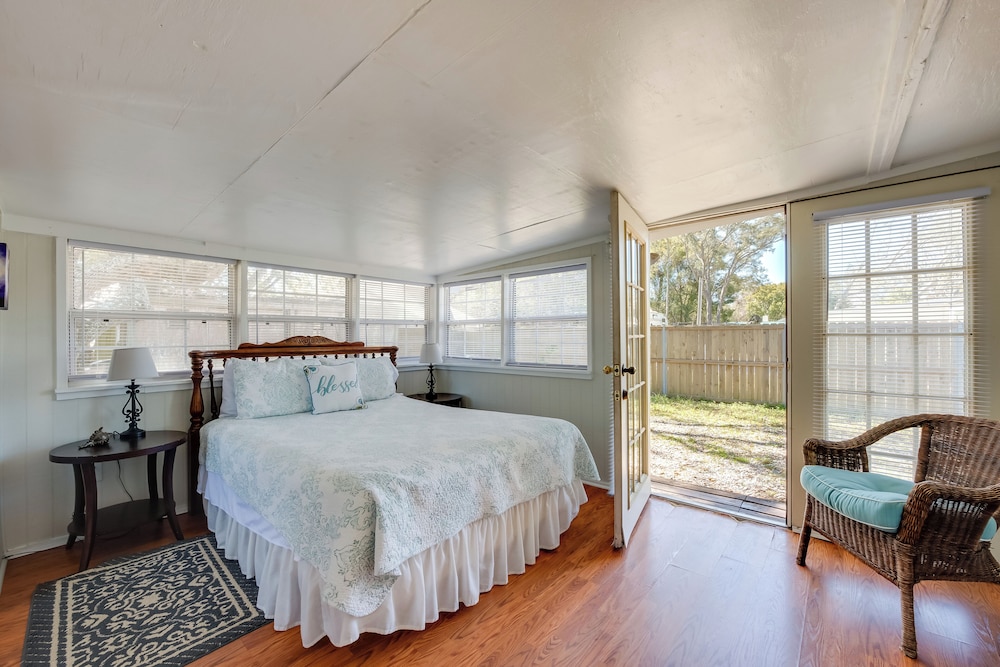 1 Mi to Fishing Pier: Apalachicola Bay Getaway!