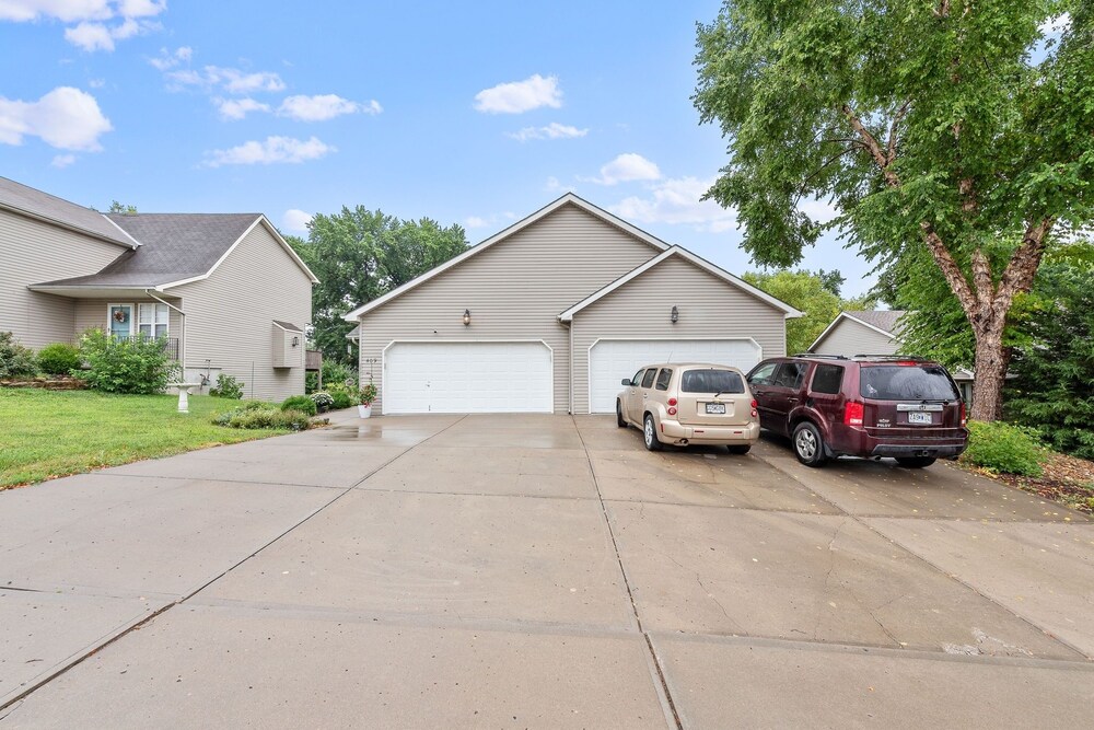 Beautiful Townhome 11 Minutes To Downtown 3 Bedroom Townhouse