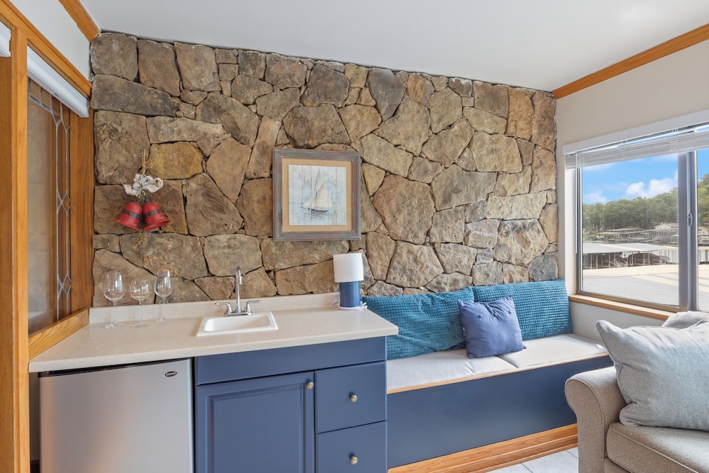 Stunning Lake Views, Pools, Wildlife, Pet-friendly