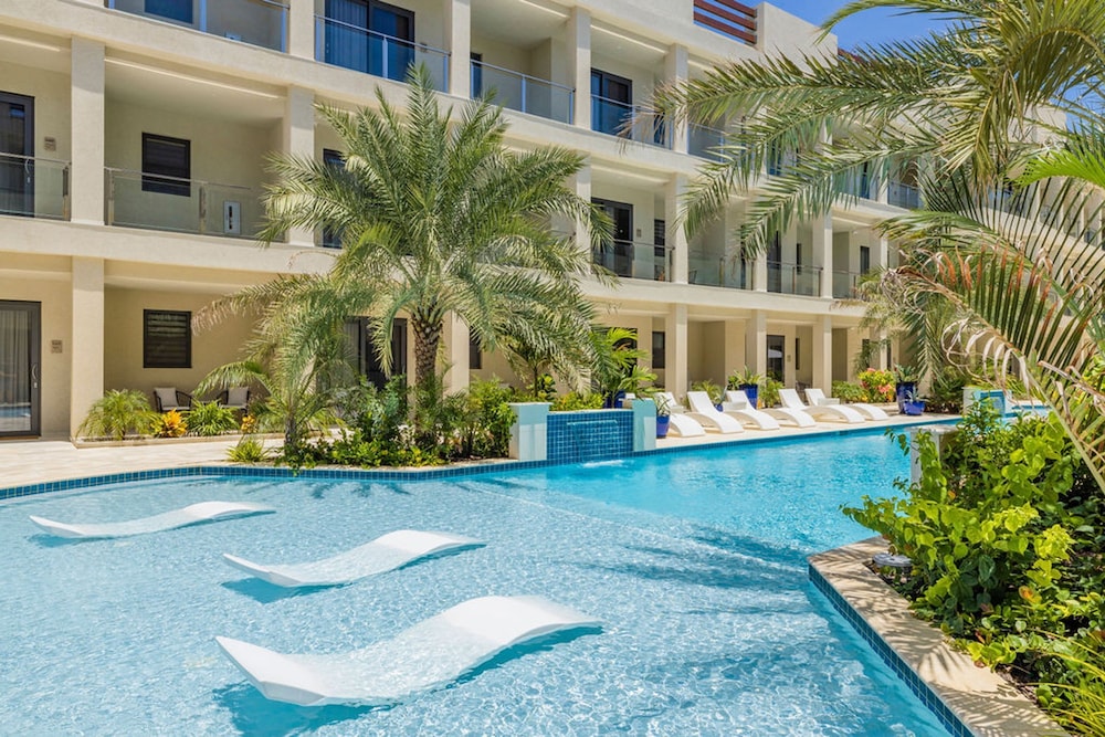 NEW Modern 2BR 2BA Condo w Gym Pool BBQ Parking