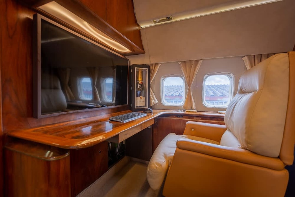 Boeing Airliner Private Jet With hot tub and Sauna