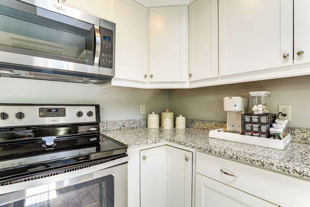 4 Mi to Venice Beach: Home w/ Patio & Yard
