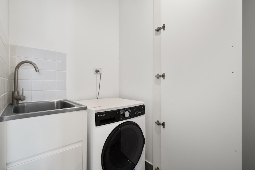 Modern 1-bed Apartment With Views in Fremantle
