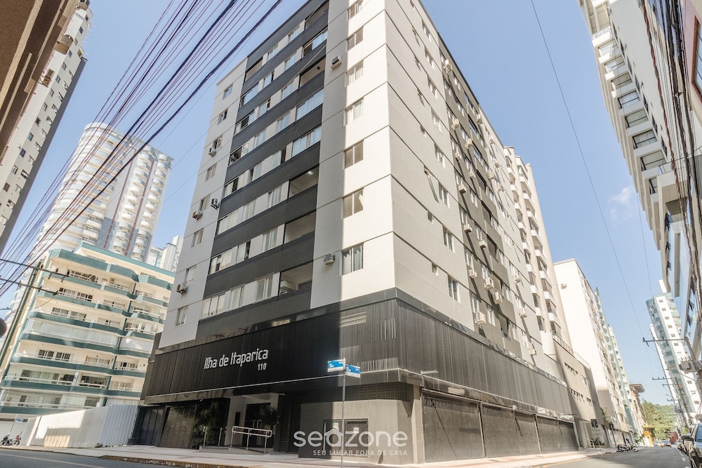 Full 2-bed Apt 80m From the Beach in BC