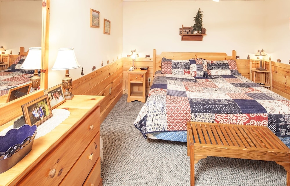 Er 223 â Young's Hideaway Great Location â Close To Town! 4 Bedroom Cabin by RedAwning view 3
