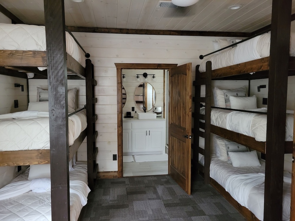 Grits And Gravy 4 Bedroom Cabin by Redawning view 4