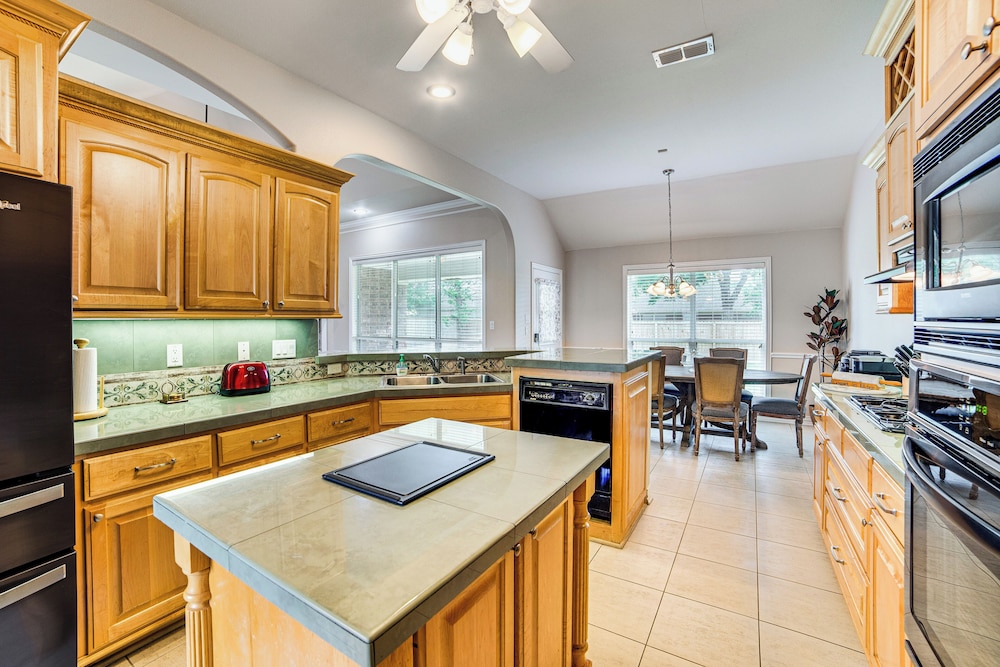 8 Mi to Lake Palestine: Peaceful Family Retreat