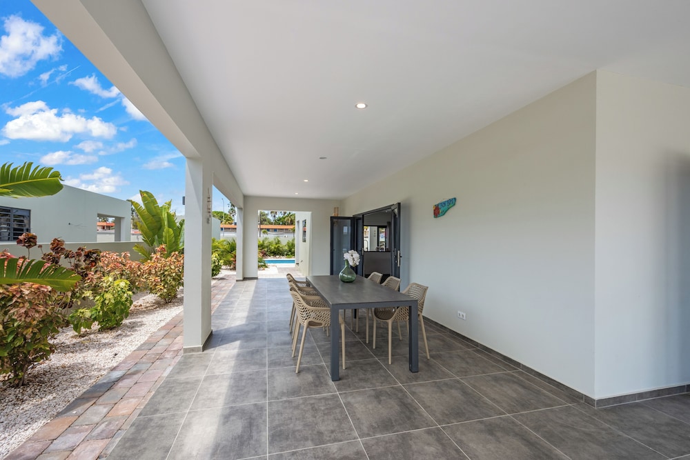 Villa Jasmijn with private pool, at Mambo Beach