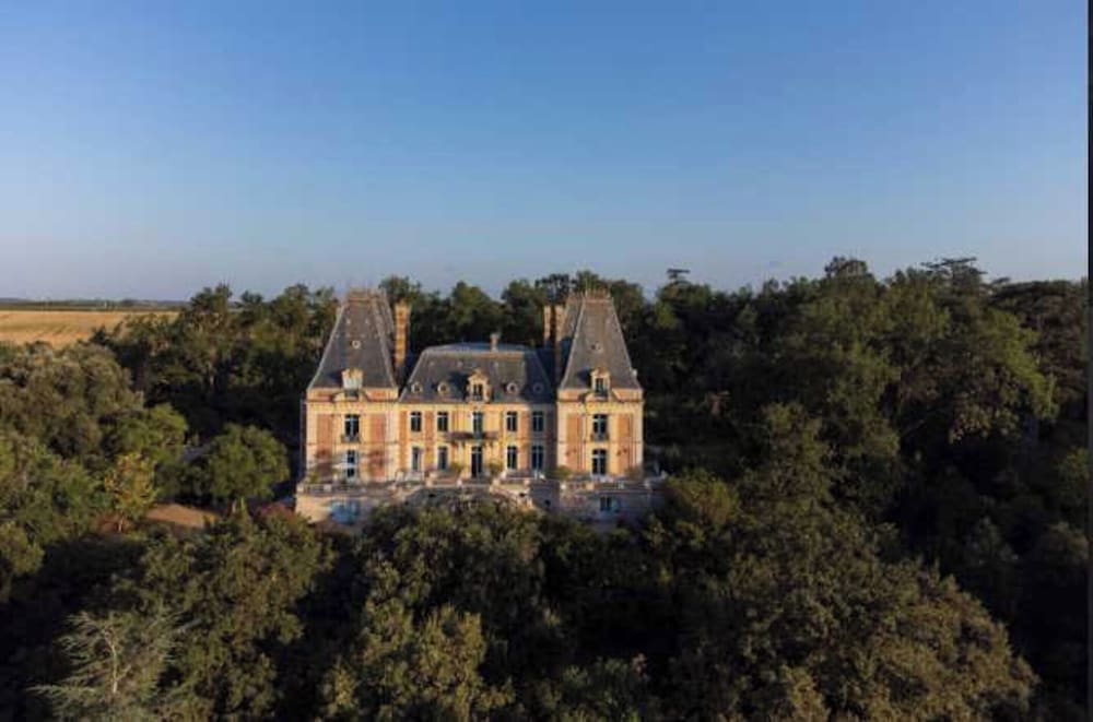 Stay at the Chateau- Studio 2P- With Pool and Park