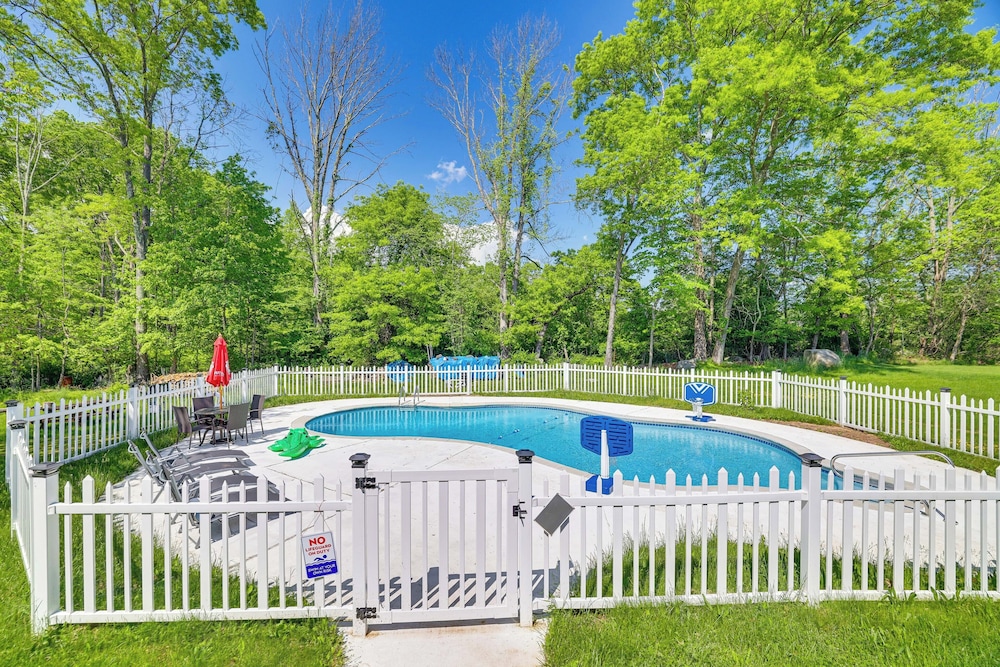 Outdoor Oasis: Cresco Family Home w/ Hot Tub