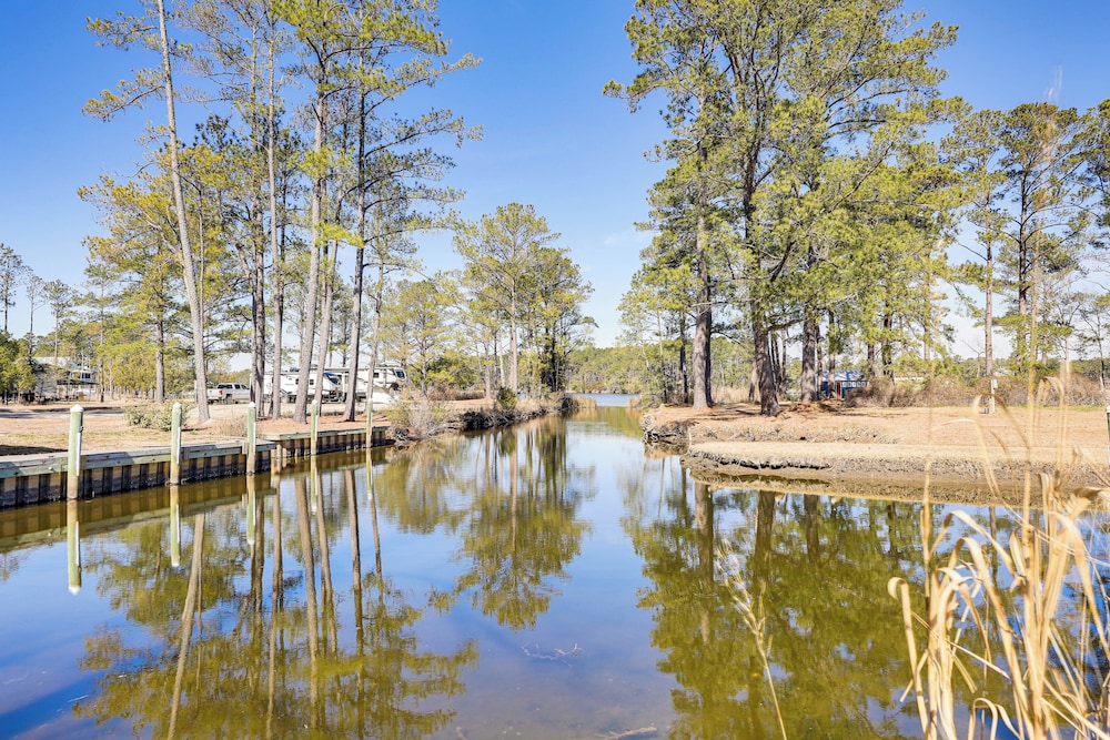 Boat Dock & Ramp: Canal-front Home!