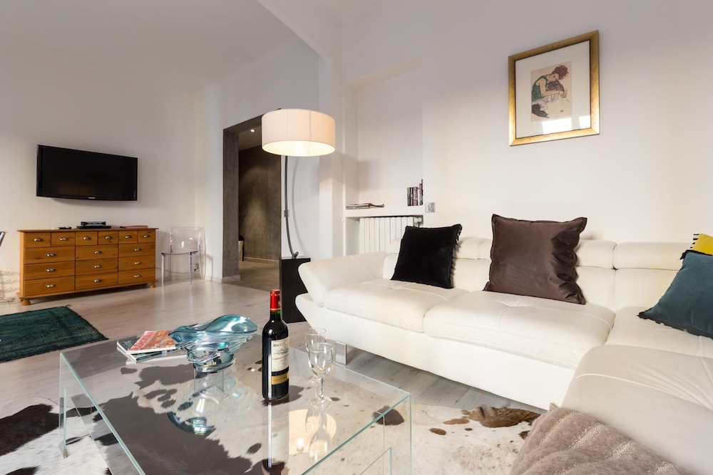 Centrally Located Modern 2 Bed Apartment in Cannes With Aircon and High Ceilings and Modern Design - 696