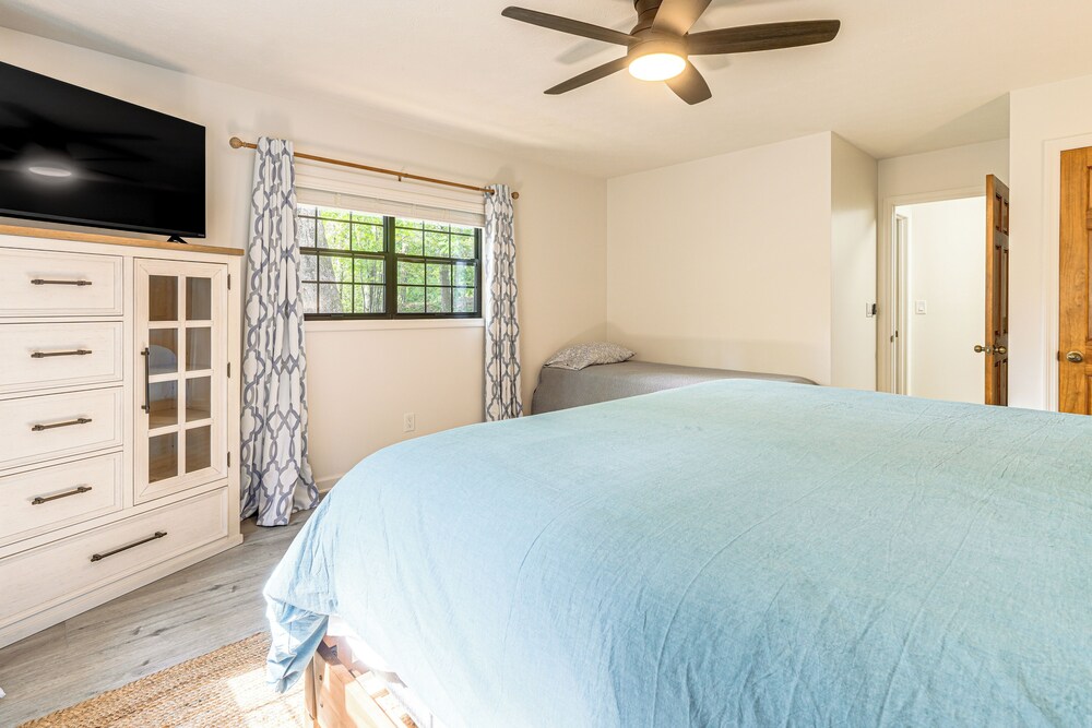 5 Mi to Dtwn Hiawassee: Creek-front Home w/ Deck
