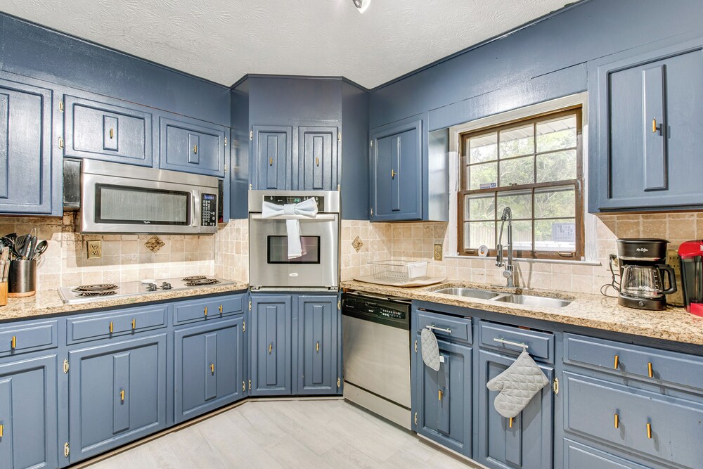 6 Mi to Airport: Riverdale Home w/ Private Pool!