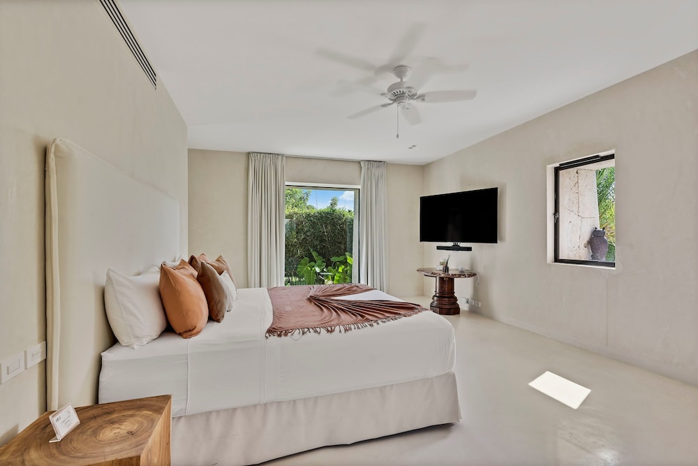 Magnificent 5BR Modern Tropical Villa With Pool