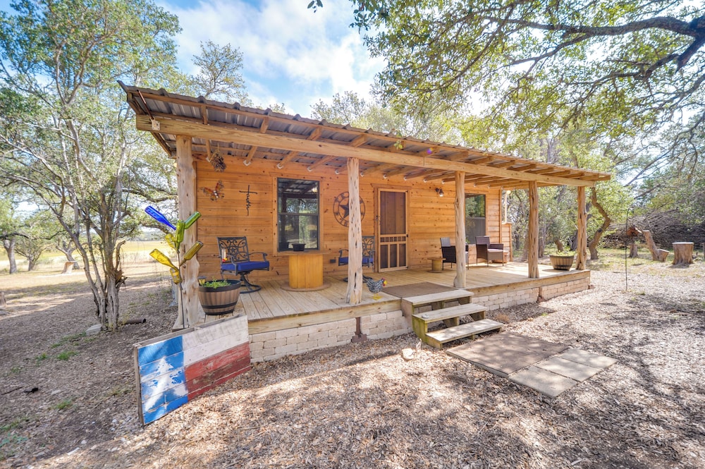 11 Mi to LBJ State Park - Couples Cabin Retreat!