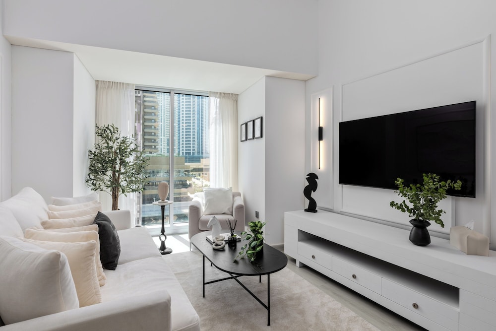 Maison Privee - Sleek Stay in Dubai Marina’s Famous Twisting Tower