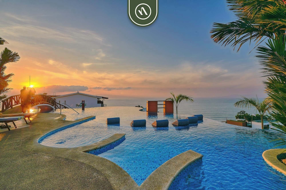 1 BR Condo - Amazing Sunsets From the Roof - Pool
